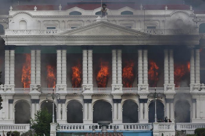 Palacio Presidencial de Nepal en llamas tras las manifestaciones contra la corrupción y el restablecimiento del acceso a las principales redes sociales