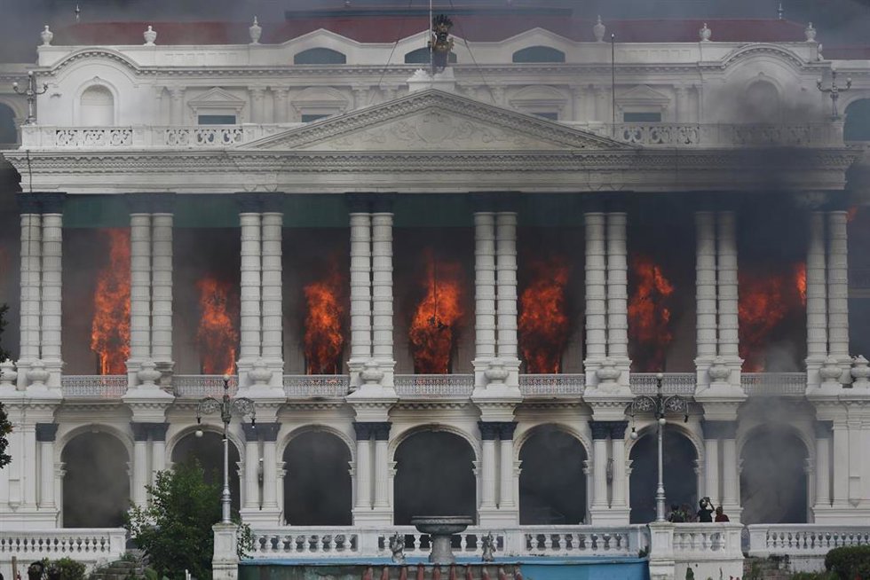 Palacio Presidencial de Nepal en llamas tras las manifestaciones contra la corrupción y el restablecimiento del acceso a las principales redes sociales