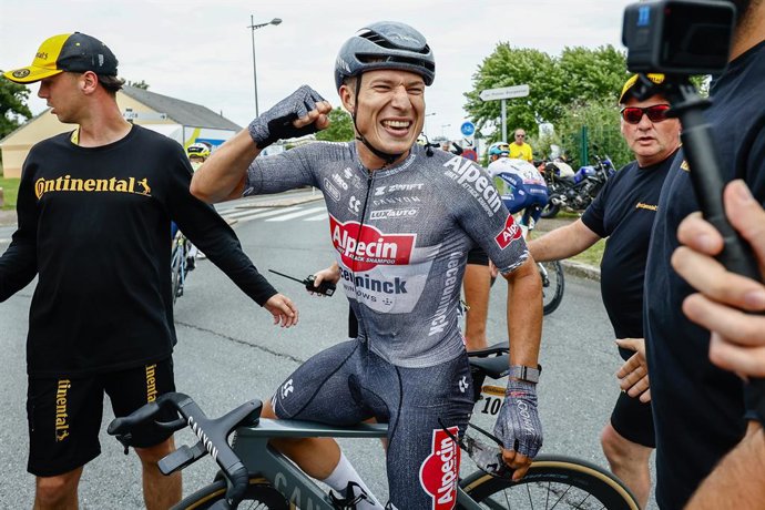Archivo - Arquivo - 09 de julho de 2024, França, Saint-Amand-Montrond: O ciclista belga Jasper Philipsen, da equipe UCI WorldTeam Alpecin-Deceuninck. Especialista comemora após vencer a etapa 10 da corrida de ciclismo Tour de France 2024, de Orleans a Sai