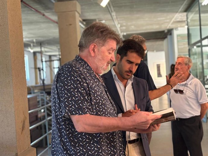 La exposición reúne una selección de imágenes capturadas en distintas ciudades de Europa y América, entre ellas Córdoba, Valencia, Murcia, Roma, Venecia, Lisboa, Nueva York, Ciudad de México y Salvador de Bahía