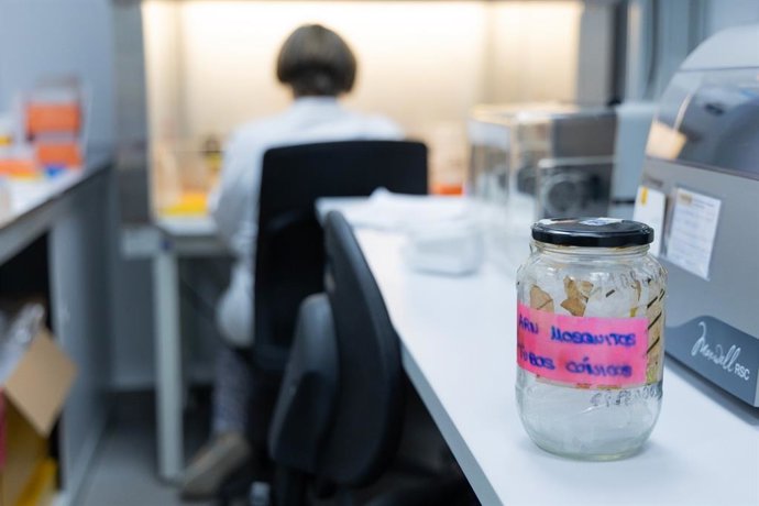 Imagen de un frasco con muestra del virus del Nilo.