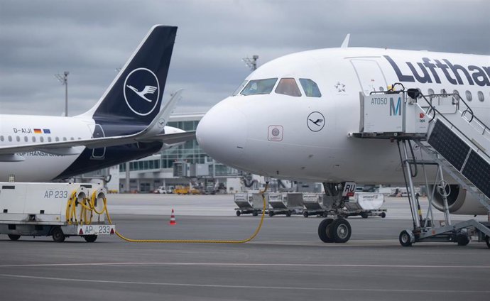 Archivo - 26 February 2025, Bavaria, Munich: Lufthansa aircraft are parked on the apron at Munich Airport. 