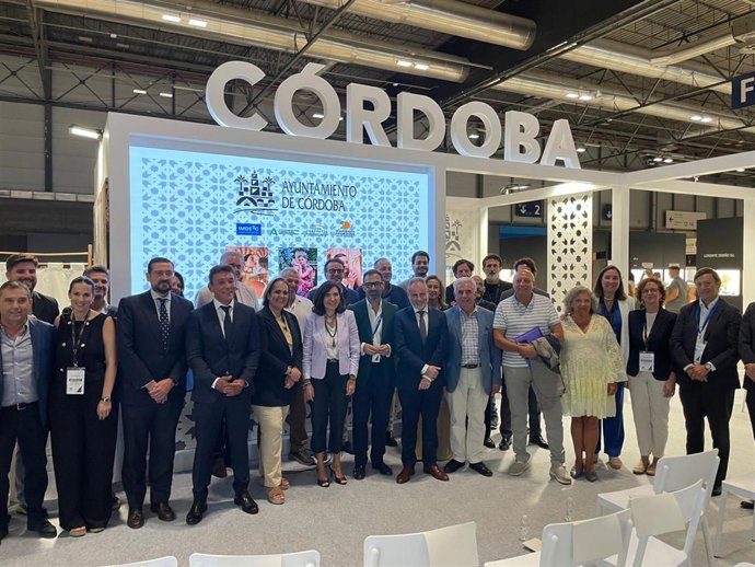 La consejera de Empleo, Empresa y Trabajo Autónomo de la Junta de Andalucía, Rocío Blanco (centro), en el estand de Córdoba en 'Madrid Joya'.