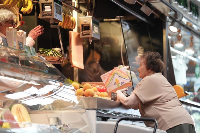 Archivo - Interior del mercat de l'Estrella a Barcelona