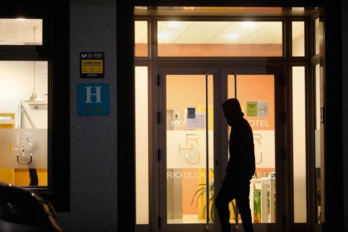 Archivo - Uno de los migrantes refugiados en el hotel en el que permanecen alojados en protesta por la denegación de sus solicitudes de asilo, a 20 de febrero de 2025, en Monterroso, Lugo, 