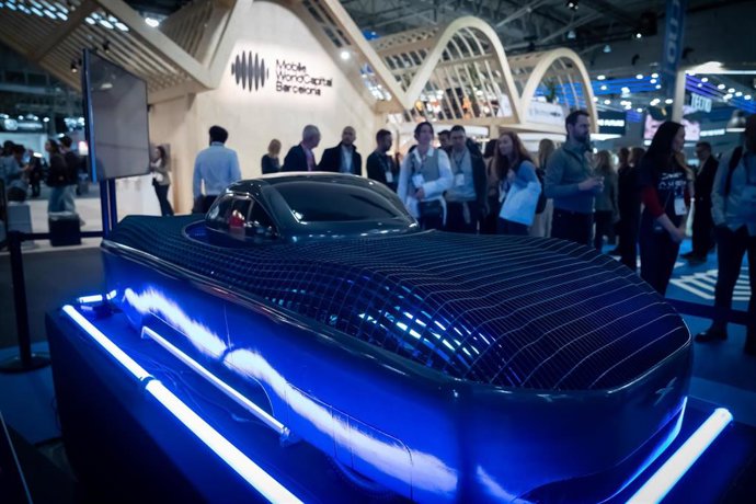 Archivo - Asistentes al Mobile World Congress de Barcelona de 2024