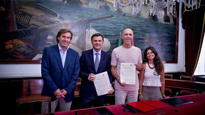 El alcalde de Cádiz, Bruno García, y el presidente de la Federación Gaditana de Personas con Discapacidad Física y/u Orgánica (Fegadi Cocemfe), Francisco José Márquez Liñán, tras firmar un convenio de colaboración.