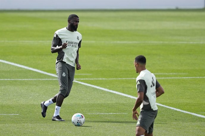 Antonio Rudiger durante o dia de treinamento do Real Madrid antes da partida de futebol da Liga Espanhola, LaLiga EA Sports, contra o Real Sociedad na Ciudad Deportiva Real Madrid em 12 de setembro de 2025, em Valdebebas, Madri, Espanha.