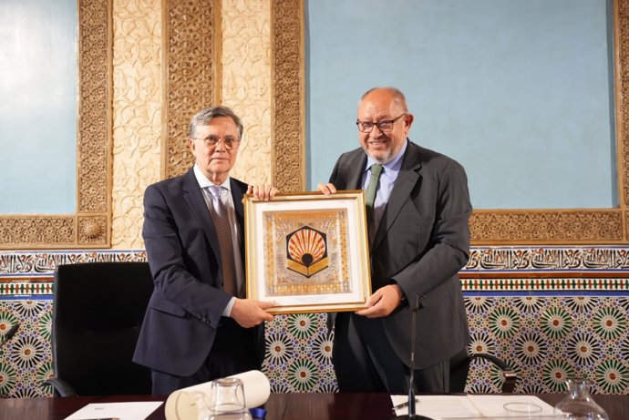 Manuel Otero y Manuel Torralbo en el momento de la entrega.