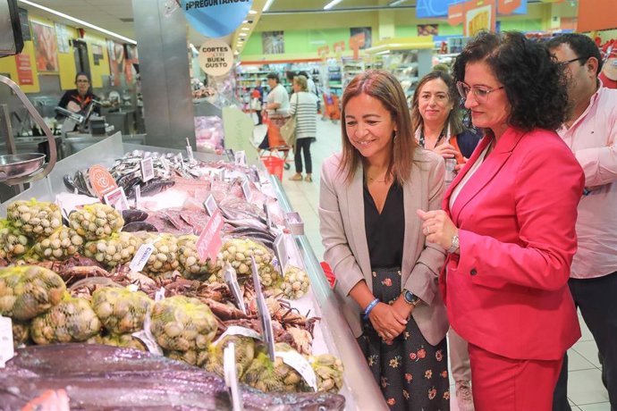 Imagen de la conselleira en una pescadería.