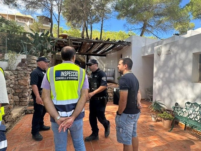 Agentes de la Policía Local de Sant Joan y del Consell de Ibiza en la inspección del alojamiento turístico ilegal.