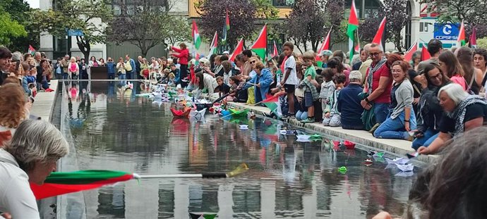 Centenares de personas se reúnen en Santander en apoyo a la flotilla
