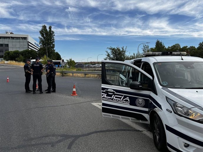 Muere un motorista arrollado por un camión en la salida de una rotonda en Hortaleza