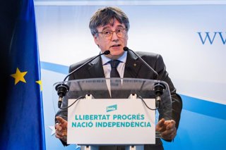 Archivo - Arxivo - El líder de Junts, Carles Puigdemont, durant una roda de premsa després d'una reunió amb membres del partit, a 17 de gener de 2025, a Brussel·les (Bèlgica).