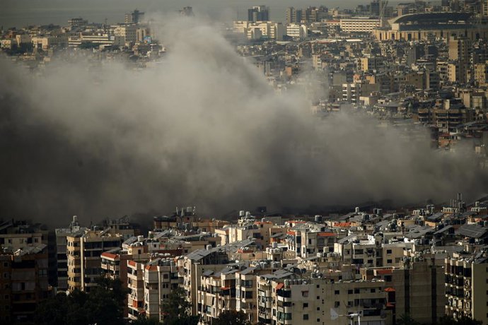 Archivo - 28 de março de 2025, Baabda, Baabda, Líbano: Uma forte fumaça emana de um ataque aéreo israelense no subúrbio ao sul de Beirute. Israel realizou seus primeiros ataques aéreos no sul do Líbano, um foco do Hezbollah pró-iraniano, desde 19 de novem
