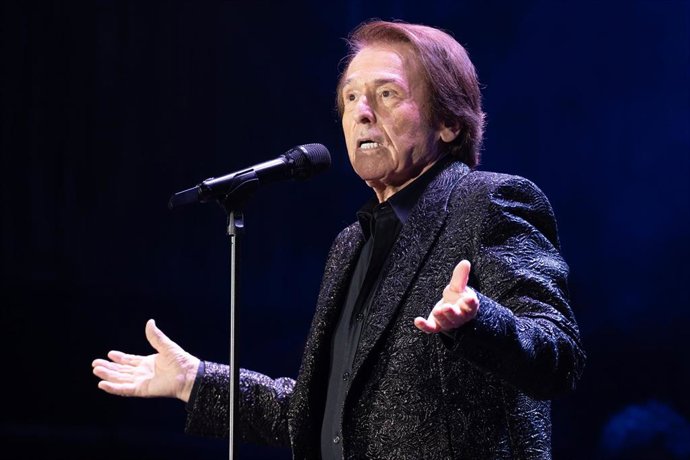 Archivo - El cantante Raphael durante su actuación en la Maestranza. Imagen de archivo. 