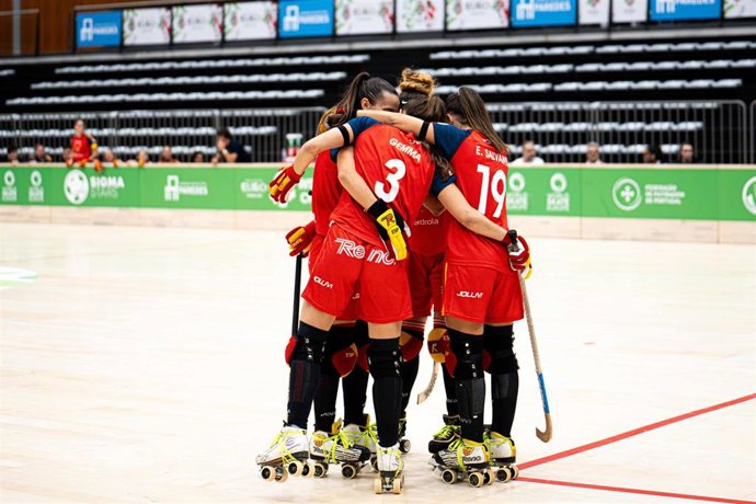 Gemma Solé celebra un gol con la selección española femenina de hockey sobre patines.