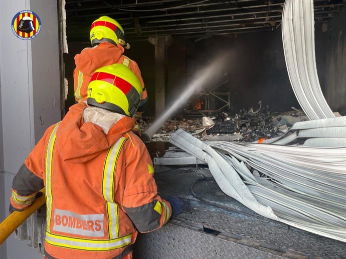Controlado el incendio industrial en una nave de automoción de Albuixech