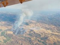 Más de medio centenar de efectivos luchan contra el fuego del embalse de Teliarán en Calañas (Huelva) durante la noche