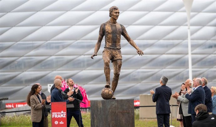 12 September 2025, Bavaria, Munich: The statue in honor of late German football player and manager Franz Beckenbauer is officially inaugurated outside the Allianz Arena. Photo: Leonie Asendorpf/dpa