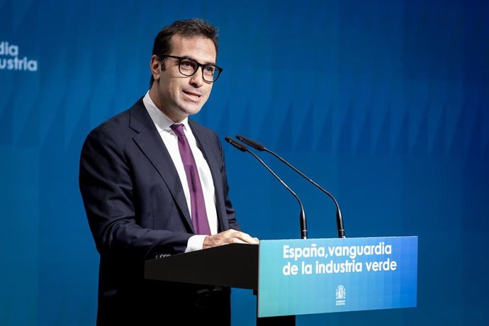 El ministro de Economía, Comercio y Empresa, Carlos Cuerpo, durante el acto  'España, vanguardia de la industria verde' en la sede del ICEX, a 8 de septiembre de 2025, en Madrid (España).