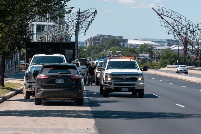 7 de setembro de 2025, Washington, Dc, Estados Unidos: Agentes do Departamento de Polícia Metropolitana, juntamente com agentes do Departamento de Segurança Interna e do ICE, realizam um controle de tráfego em Washington, D.C., em 8 de setembro de 2025. N