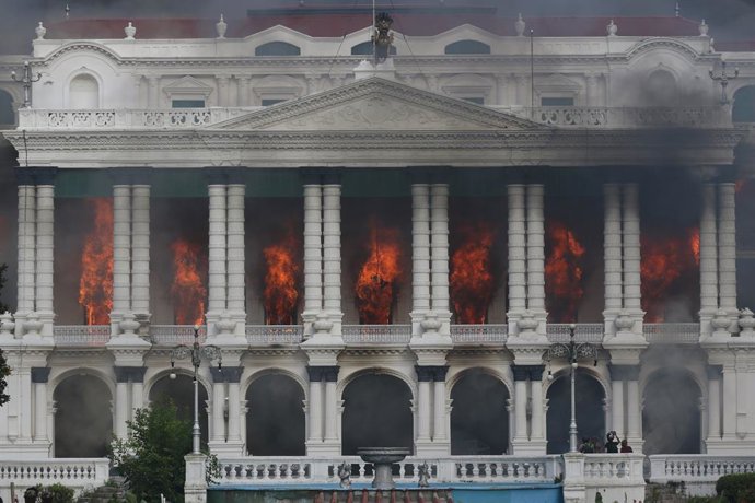09 September 2025, Nepal, Kathmandu: Smoke billows from the Singha Durbar palace, as it is set ablaze amid violent protests in Kathmandu against the government's decision to ban social media.  Nepal was rocked by further violent protests on Tuesday, with 