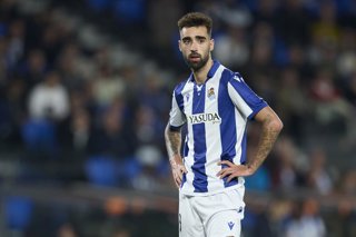 Archivo - Brais Mendez of Real Sociedad looks on during the UEFA Europa League match between Real Sociedad and FC Midtjylland at Reale Arena on February 20, 2025, in San Sebastian, Spain.