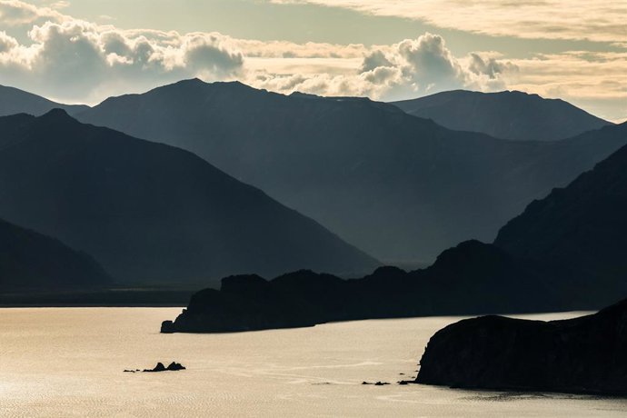 RÚSSIA, REGIÃO DE KAMCHATKA - 1º DE SETEMBRO DE 2025: Vista de uma baía cercada por montanhas