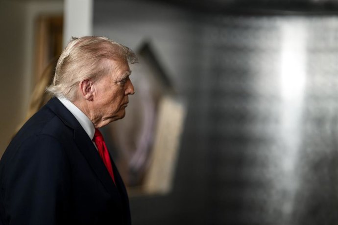 11 de setembro de 2025, Arlington, Virgínia, Estados Unidos: O presidente dos EUA, Donald Trump, e a primeira-dama, Melania Trump, participam de uma cerimônia de colocação de coroa de flores para comemorar o 24º aniversário dos ataques terroristas de 11 d