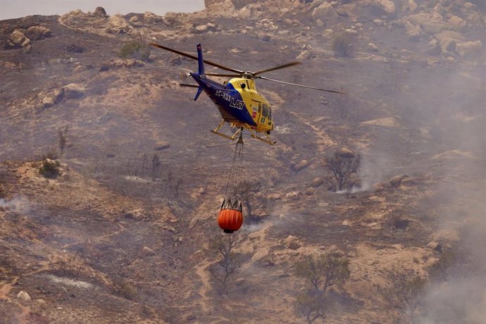 Un helicóptero Súper Puma interviene en un incendio forestal en la provincia de Málaga, en una imagen de archivo.  