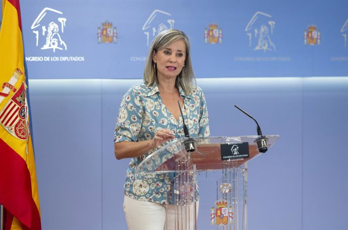 A porta-voz da Sumar no Congresso, Verónica Martínez, durante uma coletiva de imprensa antes da Reunião de Porta-vozes, em 2 de setembro de 2025, em Madri (Espanha).