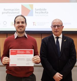 Archivo - Israel Jaime Martín (i), Premio Nacional de Formación Profesional de Grado Superior, junto al consejero de Educación del Gobierno de Navarra, Carlos Gimeno.