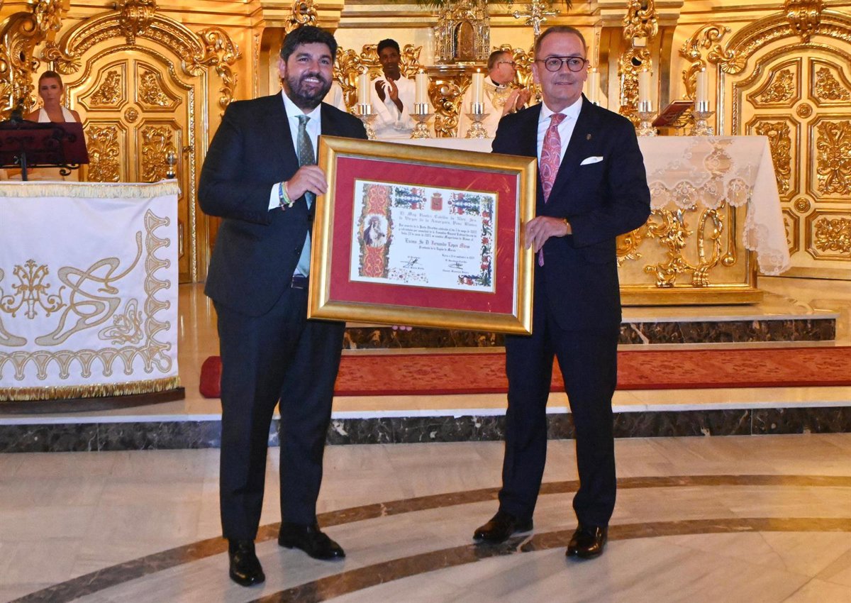 El presidente López Miras recibe  con orgullo  su nombramiento como Mayordomo de Honor del Paso Blanco