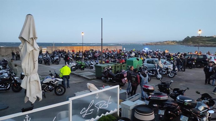 Participantes de la Ruta Motera Nocturna Lluvia de Estrellas en el Muelle de Luanco.