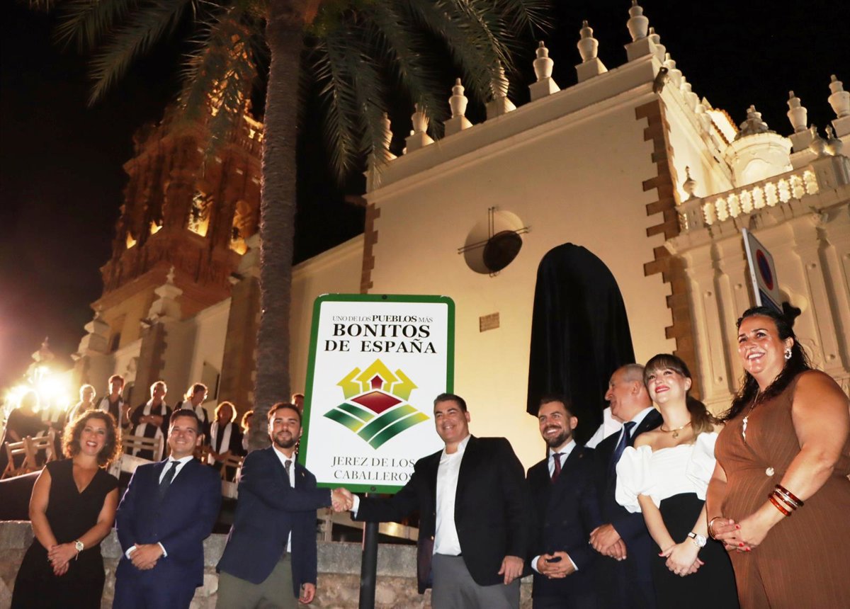 Jerez de los Caballeros descubre el cartel que lo distingue como uno de los Pueblos Más Bonitos de España