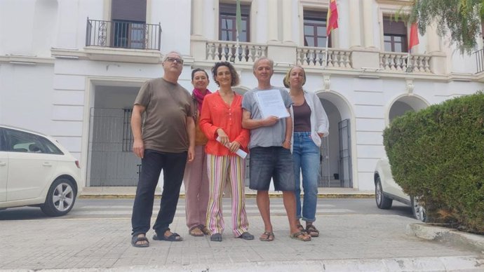 Representantes de la Plataforma SOS Barbate-Salvemos Trafalgar tras recoger firmas contra macroproyectos urbanísticos