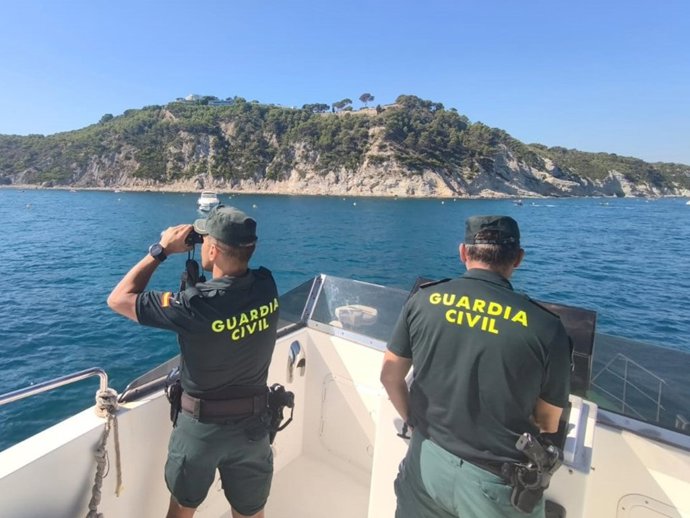 La Guardia Civil realiza varias actas a embarcaciones por fondear en praderas de posidonia en la bahía de Jávea