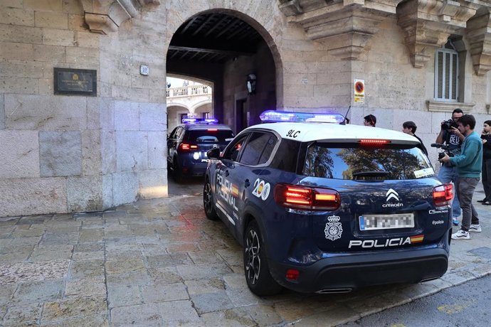 Archivo - Dos coches policiales a su llegada a la Audiencia Provincial de Palma. 