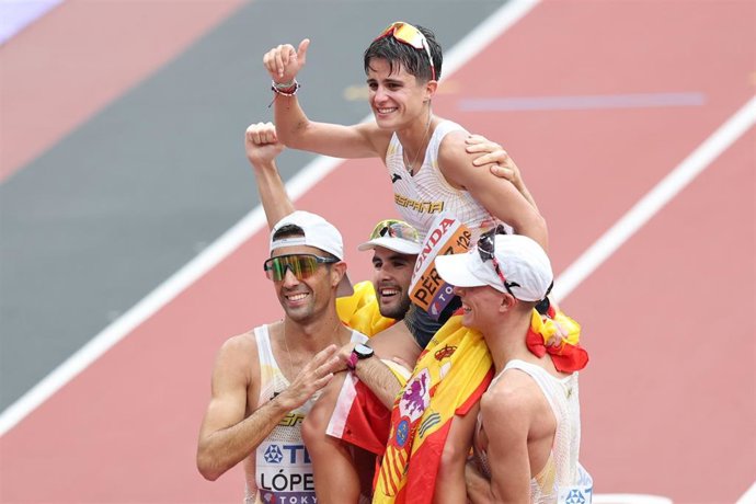 María Pérez es alzada por sus compañeros Daniel Chamosa, Miguel Ángel López y Manuel Bermúdez tras conquistar el oro en la prueba de 35 kilómetros marcha de los Mundiales de atletismo de Tokio