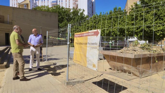 El delegado del Distrito Triana visita los trabajos de reurbanización en el entorno de San Joaquín.