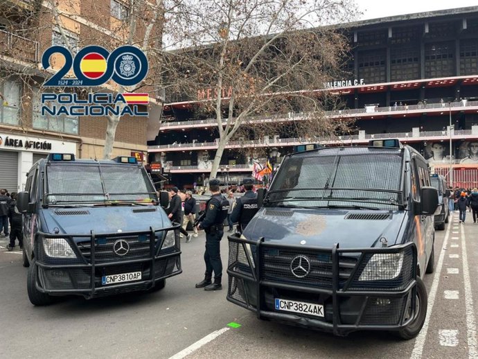 Archivo - Agentes de la Policía Nacional han detenido a un varón de 23 años, de origen español, y han levantado un total de seis actas durante el encuentro de fútbol entre los equipos del Valencia C.F y Atlético de Madrid, que se ha disputado esta tarde e