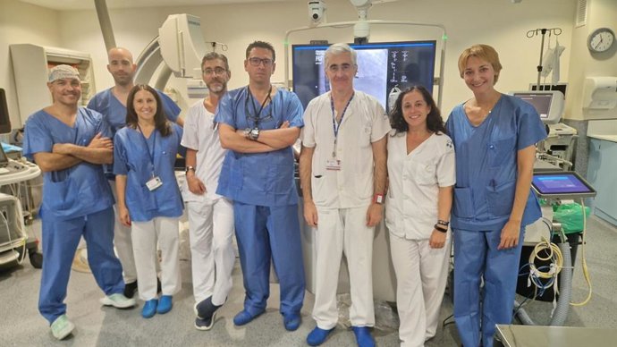 Equipo del HUCA que ha colocado los implantes más avanzados del mercado a una paciente asturiana con insuficiencia cardiaca grave.
