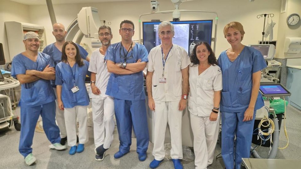 Equipo del HUCA que ha colocado los implantes más avanzados del mercado a una paciente asturiana con insuficiencia cardiaca grave.