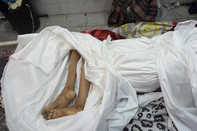 August 31, 2025, Dair El-Balah, Gaza Strip, Palestinian Territory: Palestinians mourn the body of 21-year-old Shaimaa Al-Ashram at Al-Aqsa Martyrs Hospital in Deir al-Balah, central Gaza Strip, after she died from severe malnutrition amid the ongoing Isra