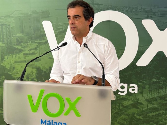 El presidente de Vox Málaga y parlamentario andaluz de la formación, Antonio Sevilla, en rueda de prensa.