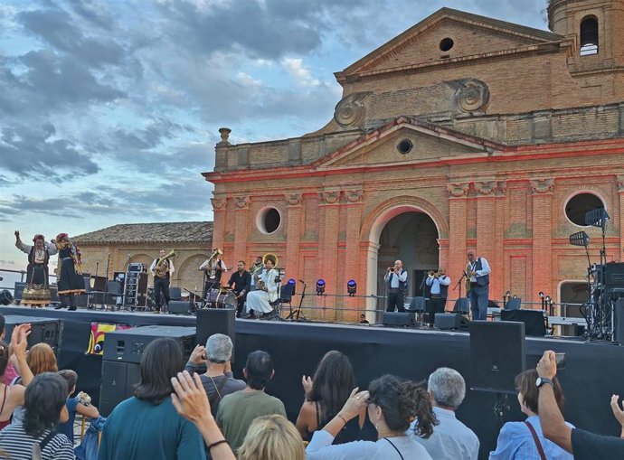 Actuación de Goran Bregovic este viernes en el exterior de la  Cartuja de Nuestra Señora de las Fuentes de Sariñena.