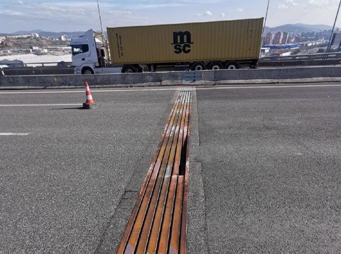 Junta rota en el viaducto de Trapagarán