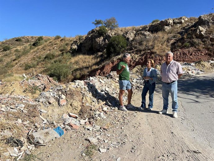 La viceportavoz socialista en el Ayuntamiento de Málaga, Begoña Medina, Salvador Trujillo, responsable de seguridad y del distrito Palma-Palmilla en el grupo socialista, y Manolo Recio, vecino de la ciudad, en Monte Coronado.