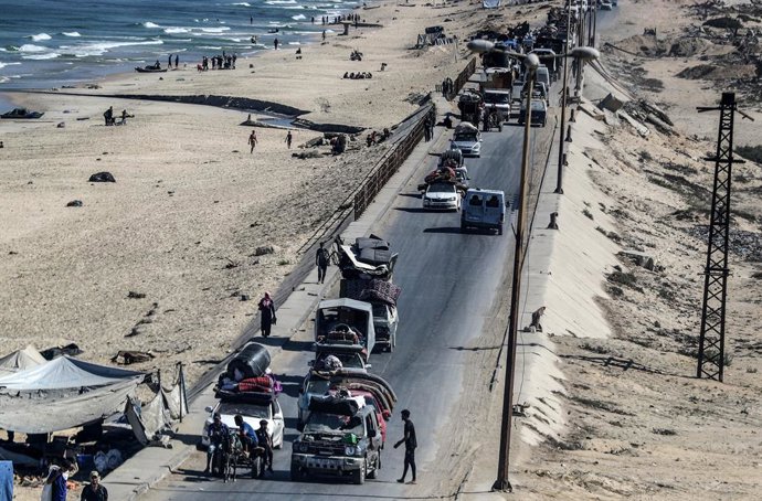 12 September 2025, Palestinian Territories, Nuseirat: Vehicles move along Rashid road in Nuseirat as displaced Palestinians evacuate Northern Gaza and Gaza City. Photo: Abed Rahim Khatib/dpa